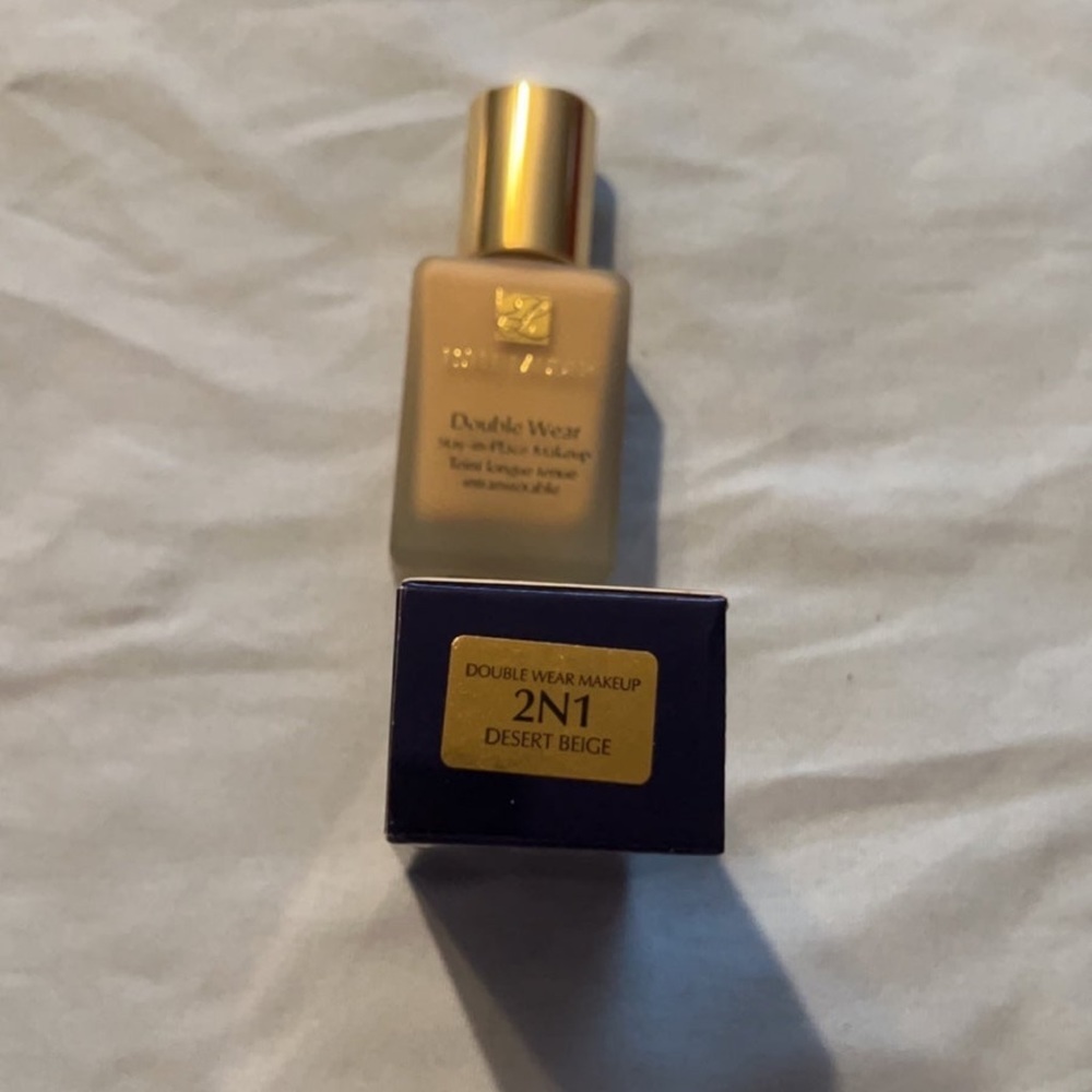 Estée Lauder double wear foundation in 2N2 Buff